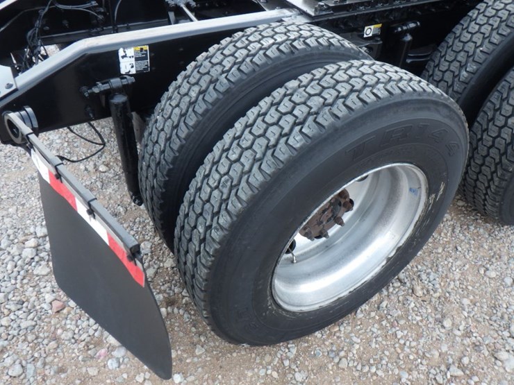 2018-peterbilt-579-image-8