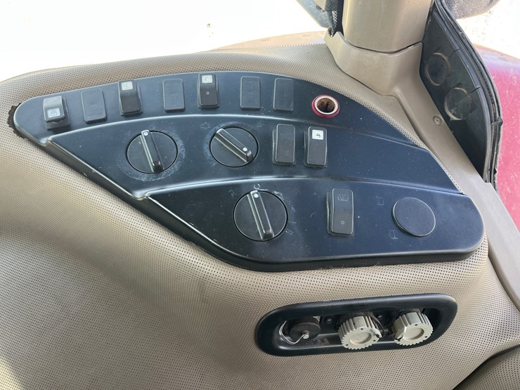 case-ih-magnum-370-cvt-image-36