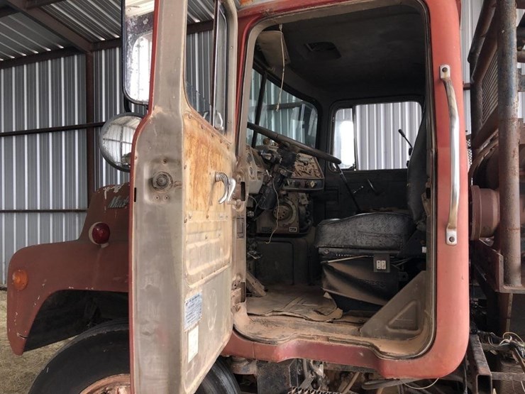 offsite--1976-mack-u-685-image-12