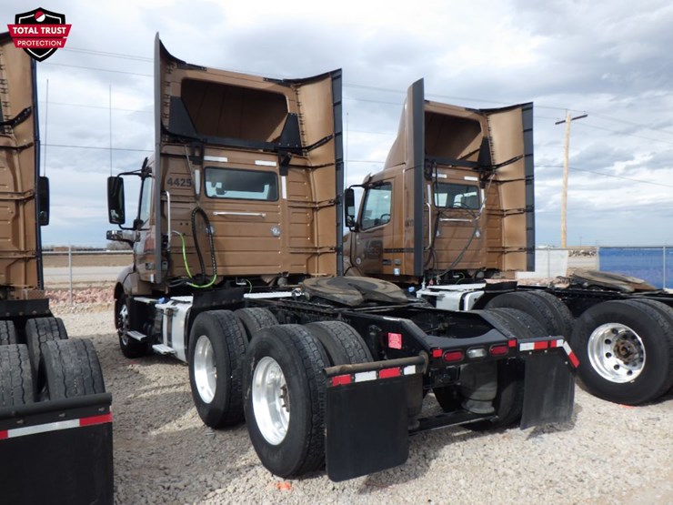 2022-volvo-vnl-300-image-14