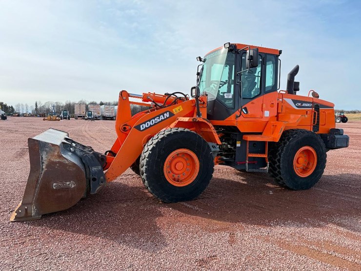 2017-doosan-dl220-5-image-1