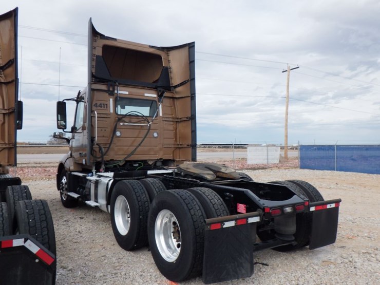 2022-volvo-vnl-300-image-10