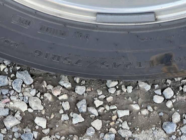 2013-chevrolet-suburban-image-18