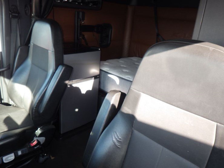 2021-freightliner-cascadia-126-image-21