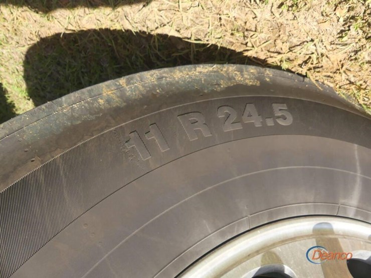 2017-peterbilt-389-image-12