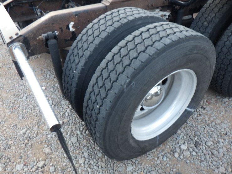 2002-peterbilt-385-image-6