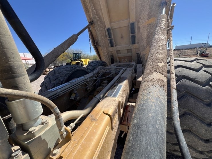 2012-caterpillar-740b-image-45