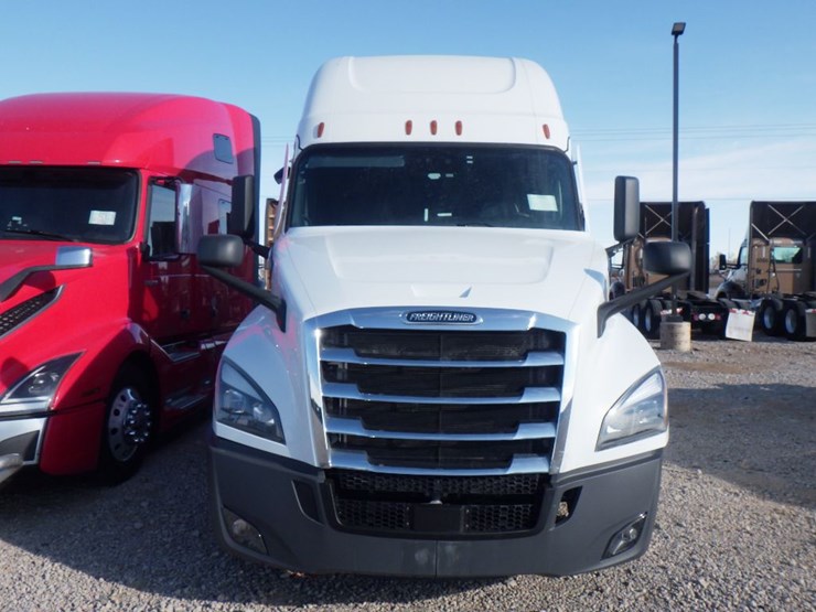 2021-freightliner-cascadia-126-image-2