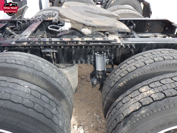 2024-volvo-vnl-300-image-14