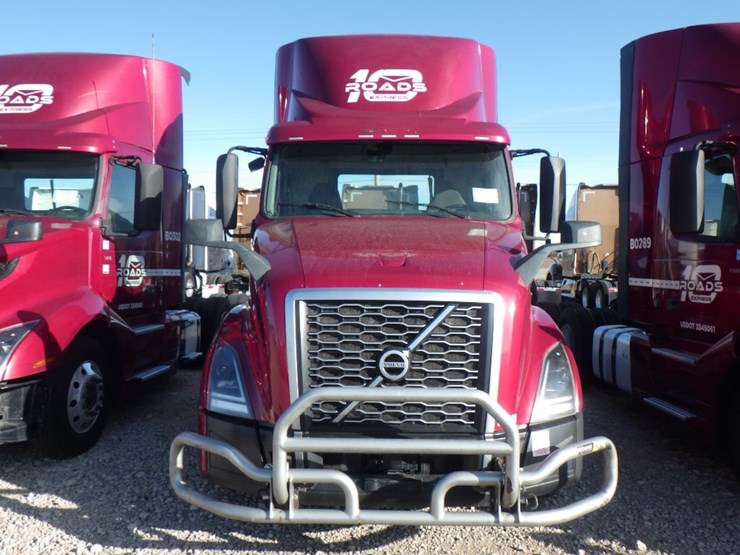 2021-volvo-vnl-300-image-2