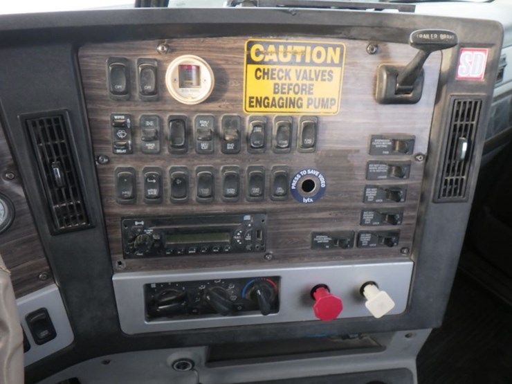 2014-freightliner-coronado-image-18