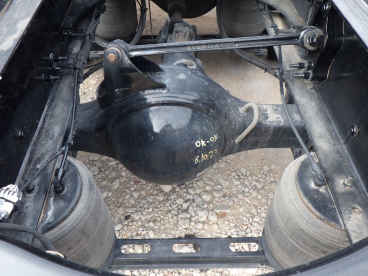 2022-volvo-vnl-300-image-8