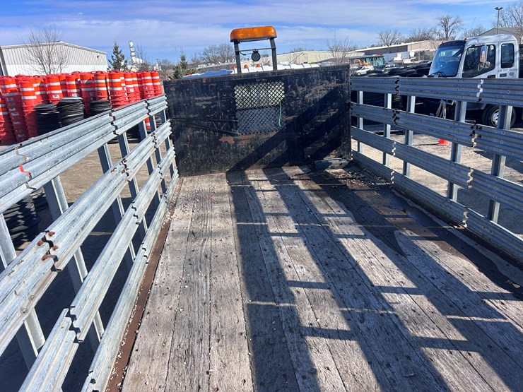 2012-isuzu-npr-image-30