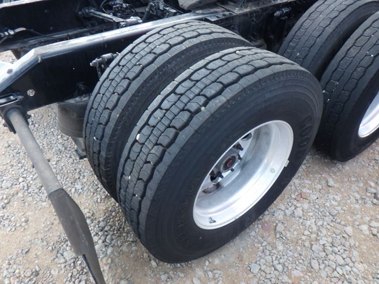 2019-volvo-vnl-300-image-6