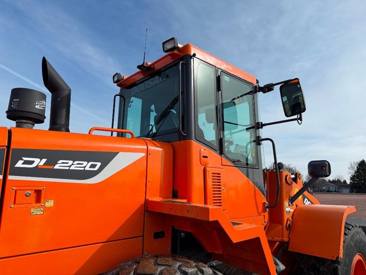 2017-doosan-dl220-5-image-21