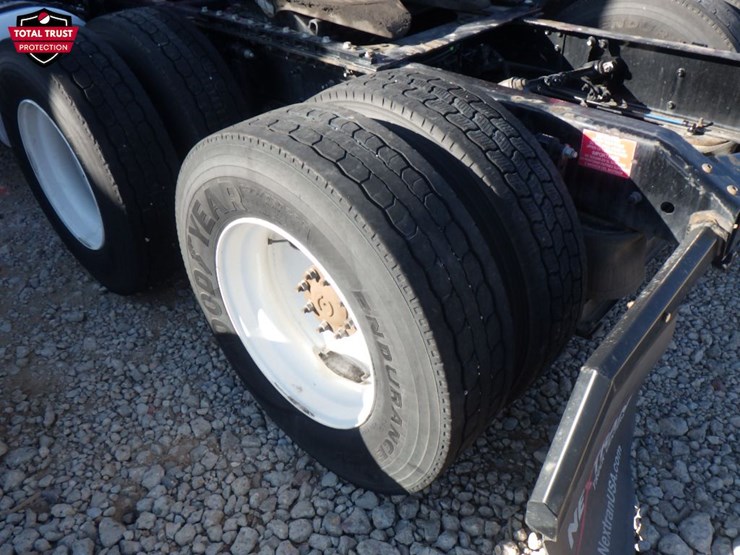 2022-volvo-vnl-300-image-10