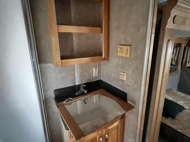 l1--2006-escalade-32'-travel-trailer-image-31