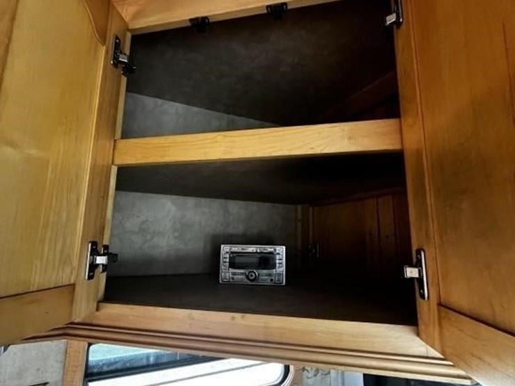 l1--2006-escalade-32'-travel-trailer-image-26
