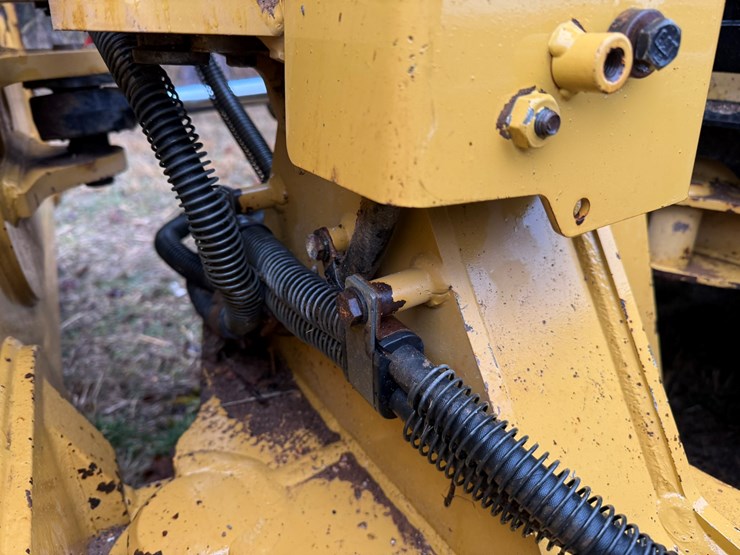 2023-caterpillar-d1-image-17