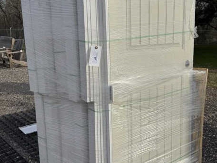 #77-•-interior-door-assortment-on-pallet-image-1
