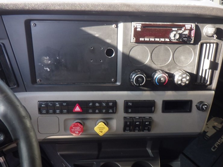 2020-freightliner-cascadia-126-image-16