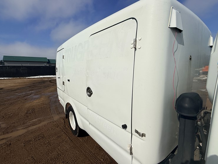 2004-isuzu-npr-image-18