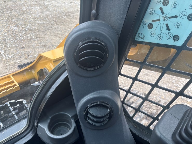 2023-caterpillar-289d3-image-47