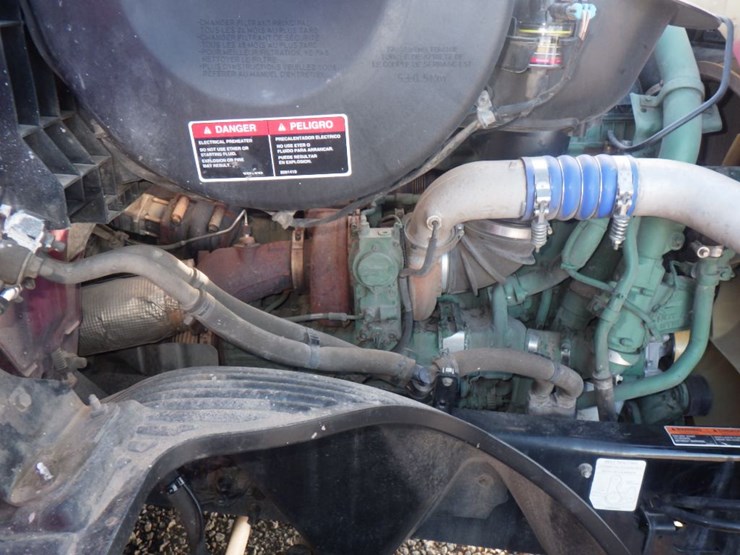 2021-volvo-vnl-300-image-21