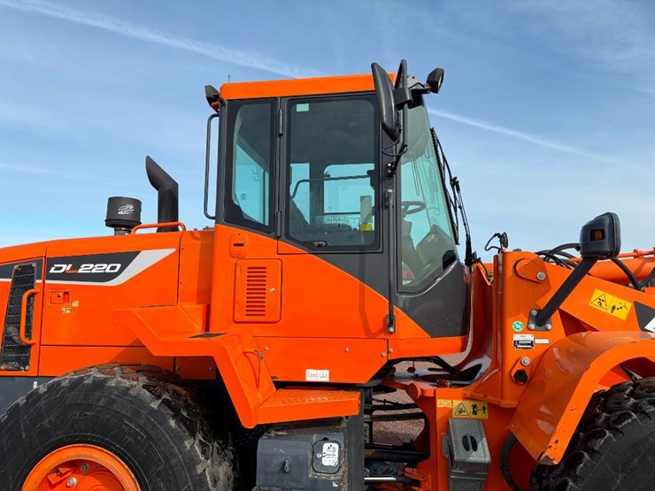 2017-doosan-dl220-5-image-12