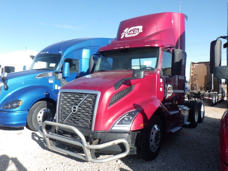 2021-volvo-vnl-300-image-1