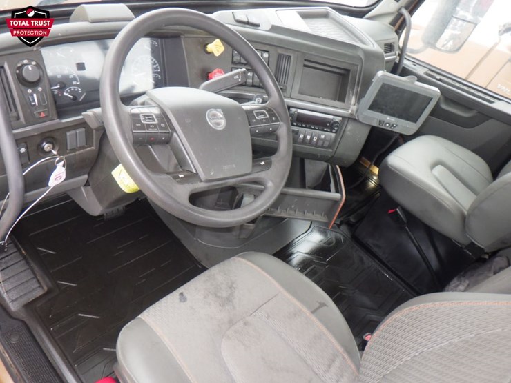 2023-volvo-vnl-300-image-14