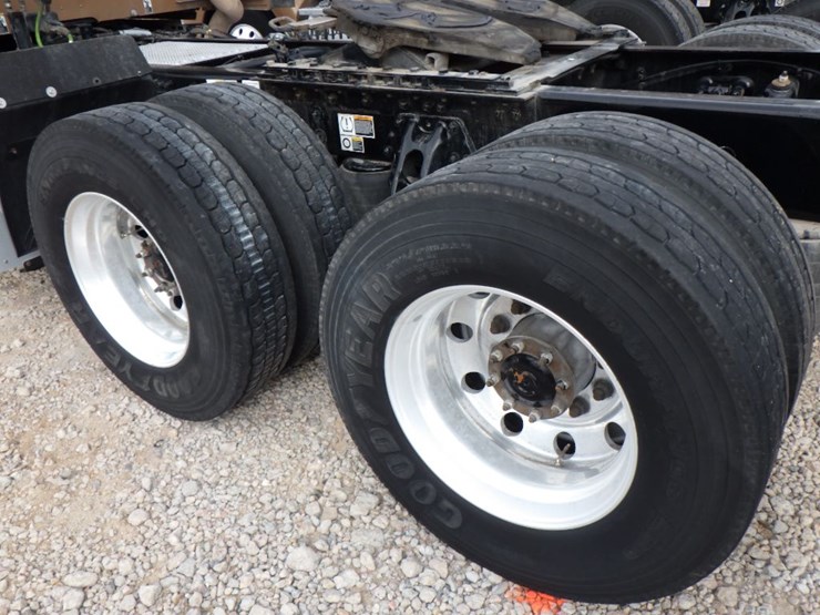 2022-kenworth-t680-image-12