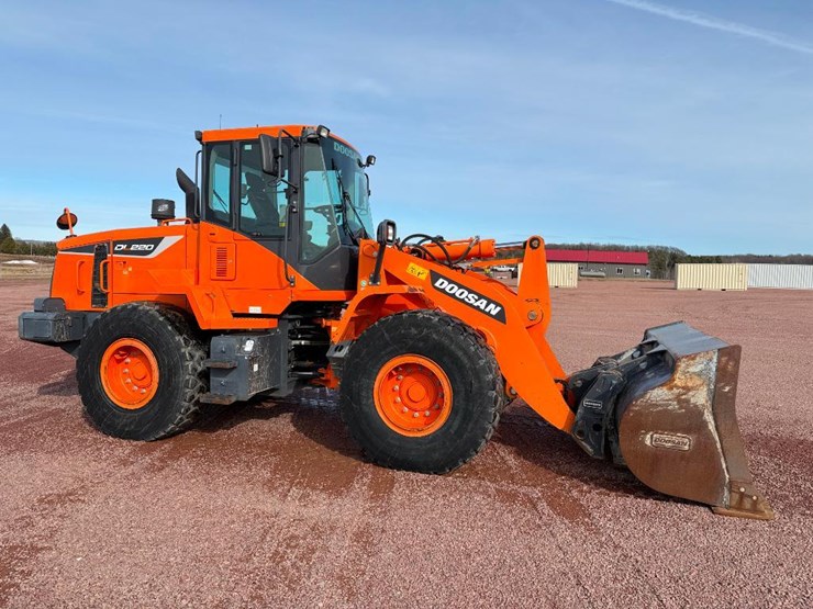 2017-doosan-dl220-5-image-3