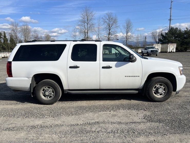 2013-chevrolet-suburban-image-3