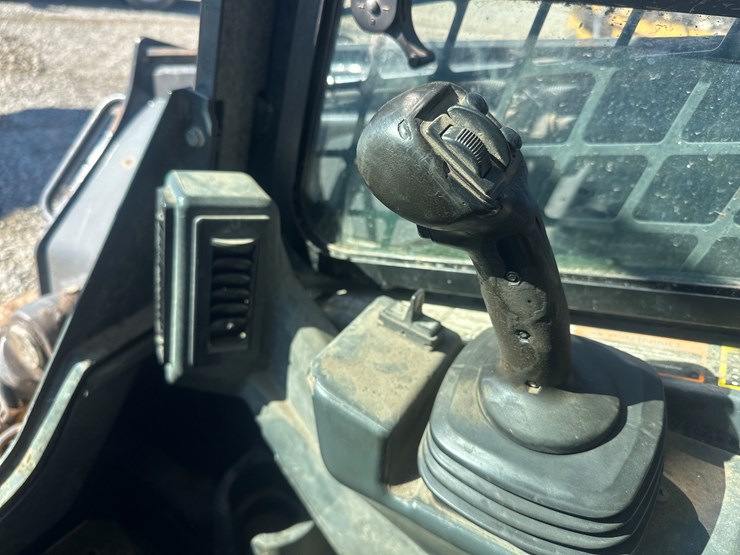 deere-332g-image-31