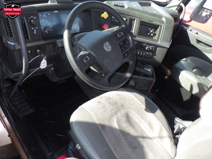 2022-volvo-vnl-300-image-14