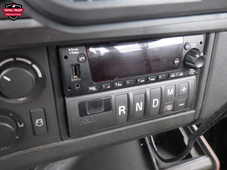 2023-volvo-vnl-300-image-17