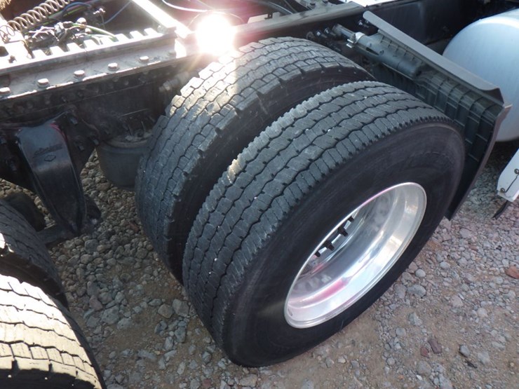 2021-freightliner-cascadia-126-image-8