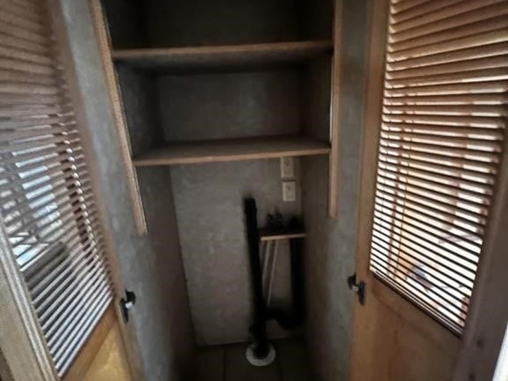 l1--2006-escalade-32'-travel-trailer-image-34