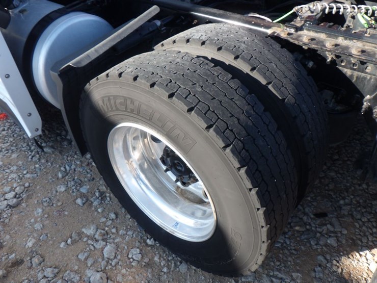 2021-freightliner-cascadia-126-image-16