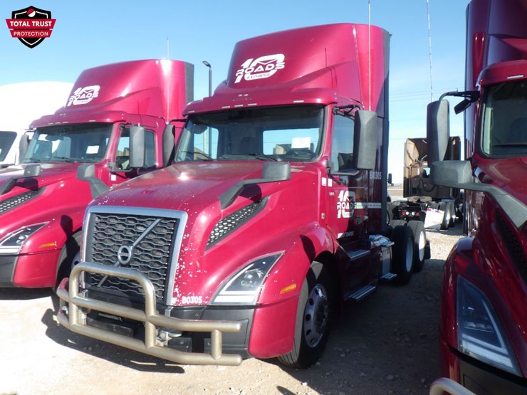 2022-volvo-vnl300-image-1