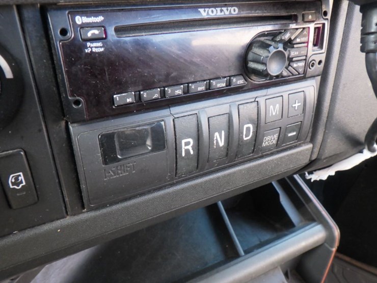 2021-volvo-vnl-300-image-17