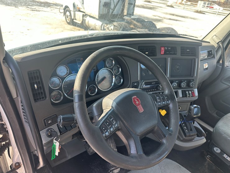 2017-kenworth-t680-image-31