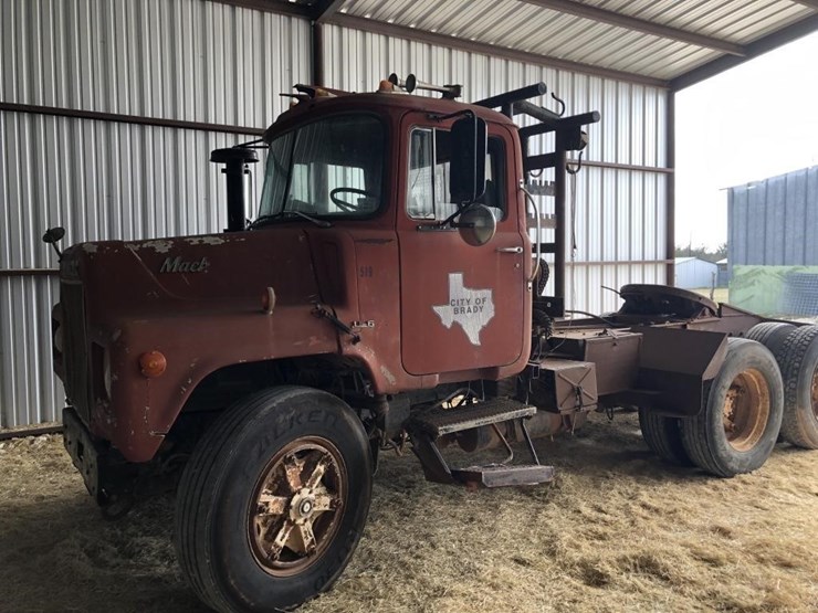 offsite--1976-mack-u-685-image-14