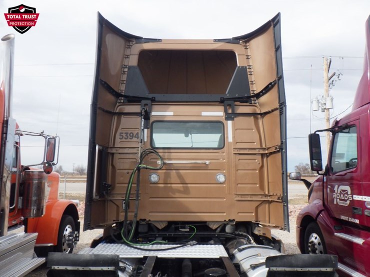 2024-volvo-vnl-300-image-10