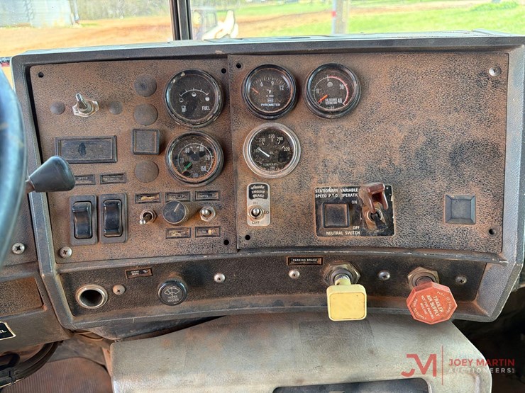 1993-mack-rd690s-image-32