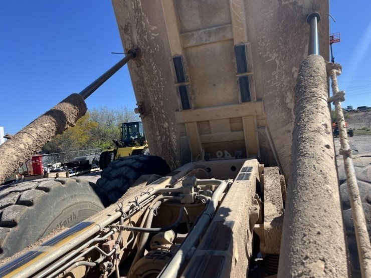 2010-caterpillar-740b-image-42