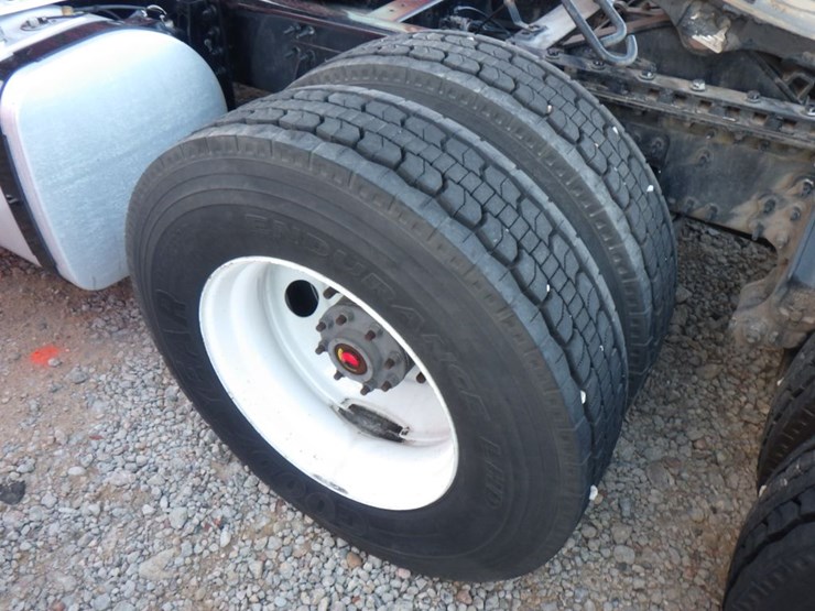 2021-volvo-vnl-300-image-12