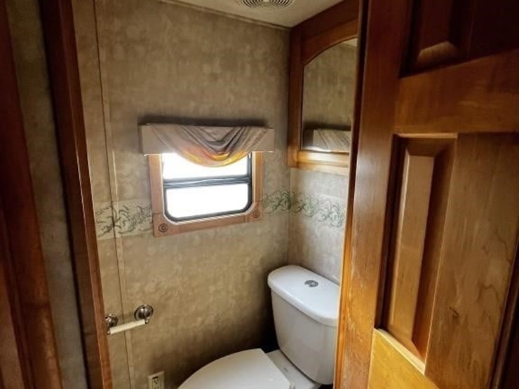 l1--2006-escalade-32'-travel-trailer-image-36