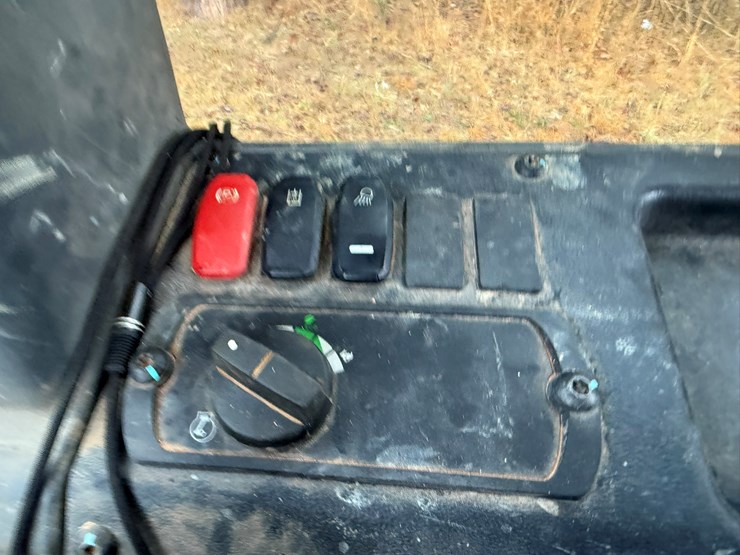 2023-caterpillar-d1-image-40